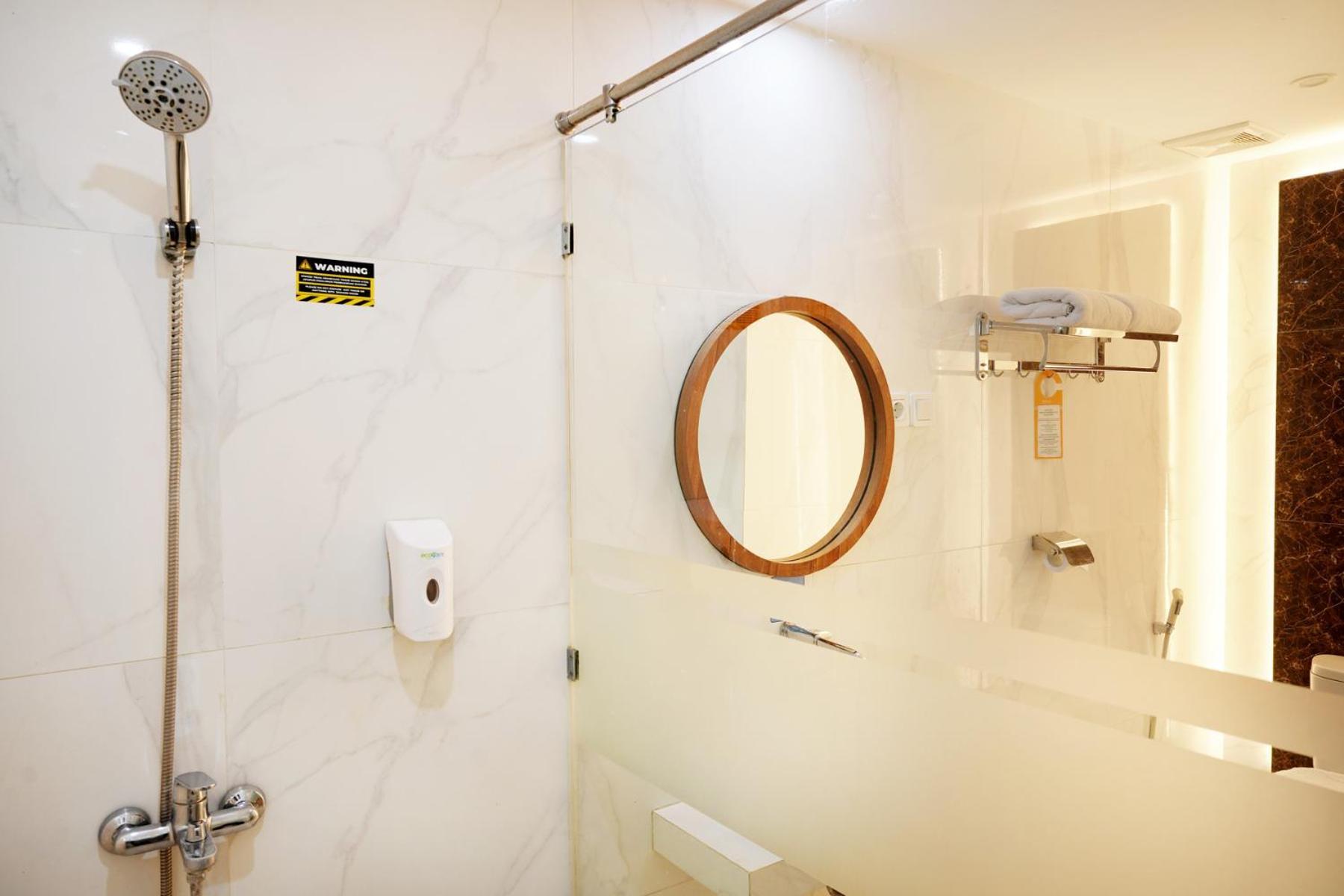 Front One Hotel Sragen 외부 사진