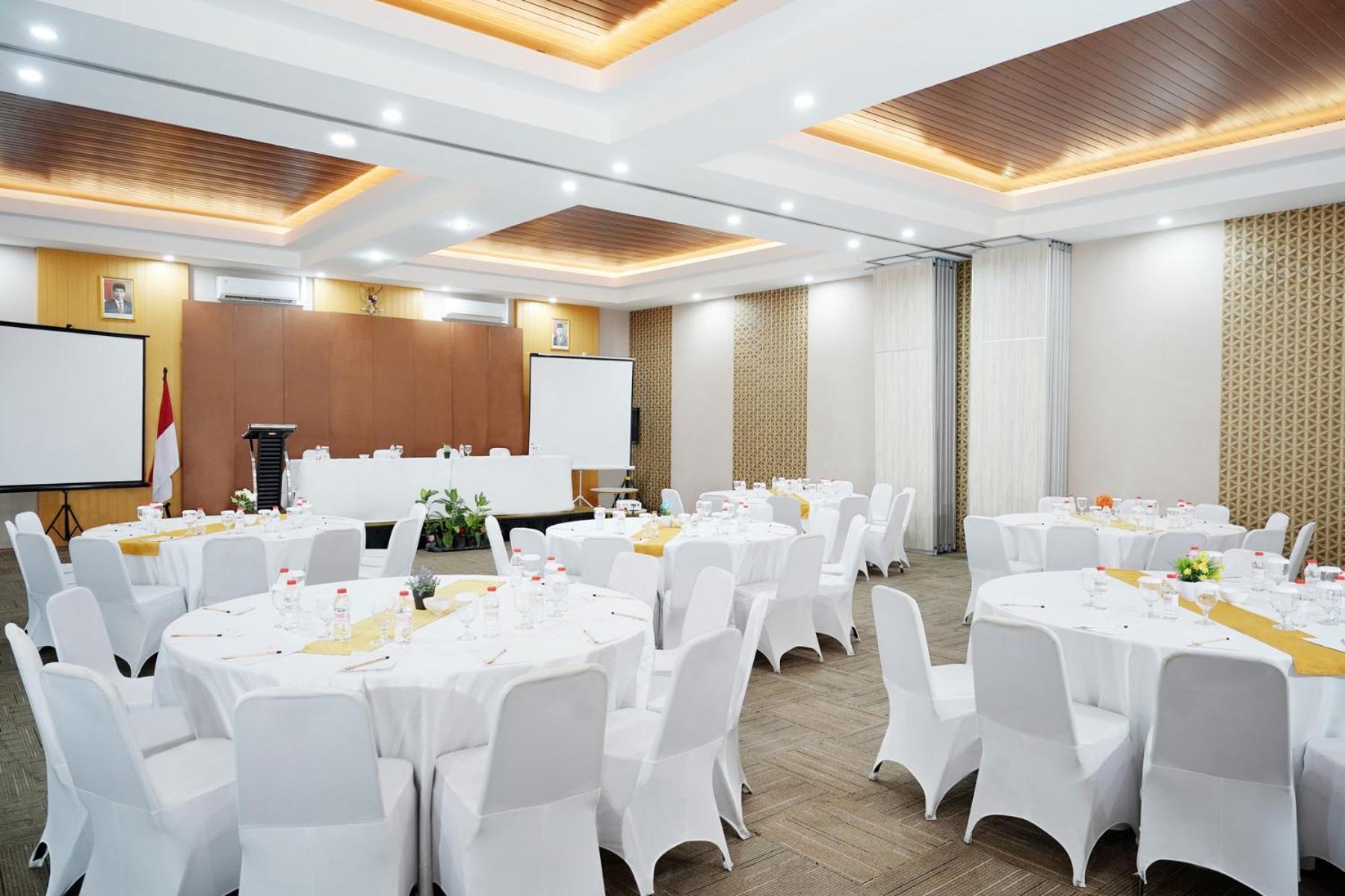 Front One Hotel Sragen 외부 사진