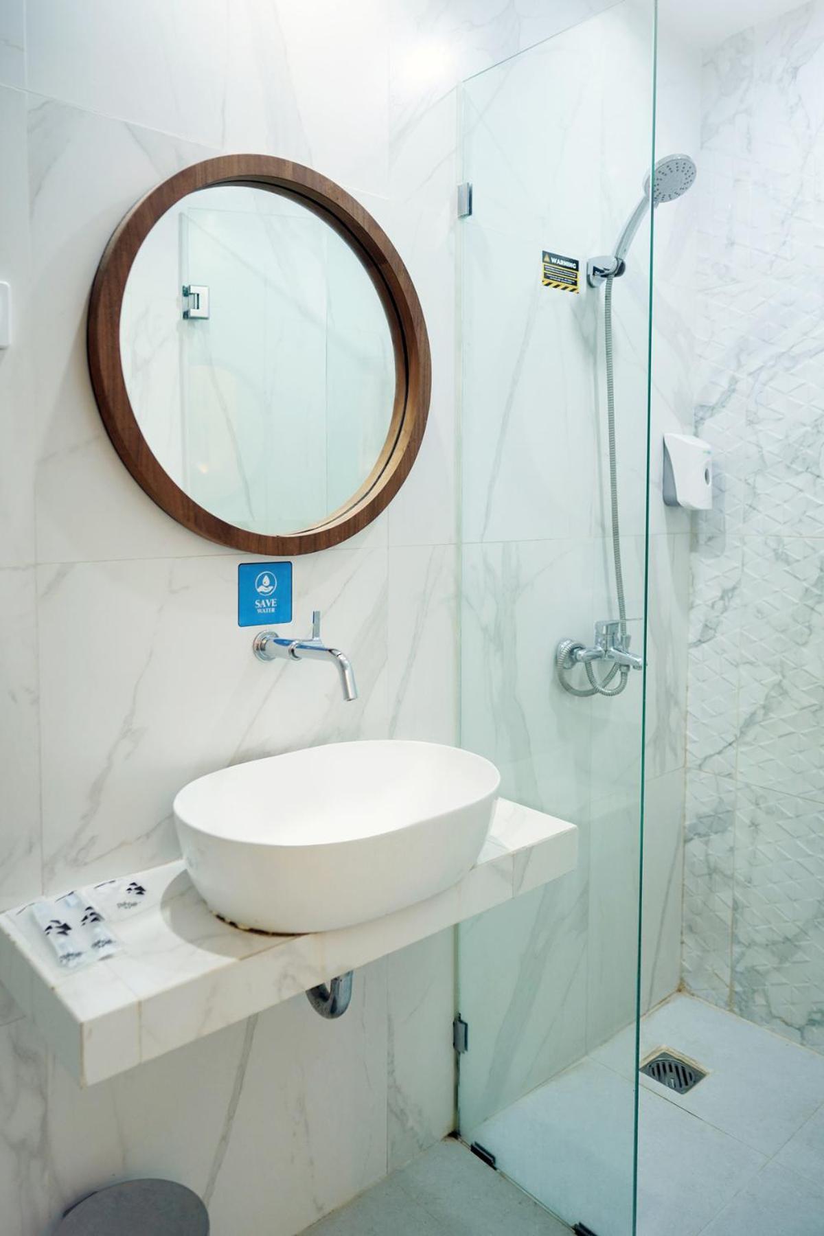 Front One Hotel Sragen 외부 사진