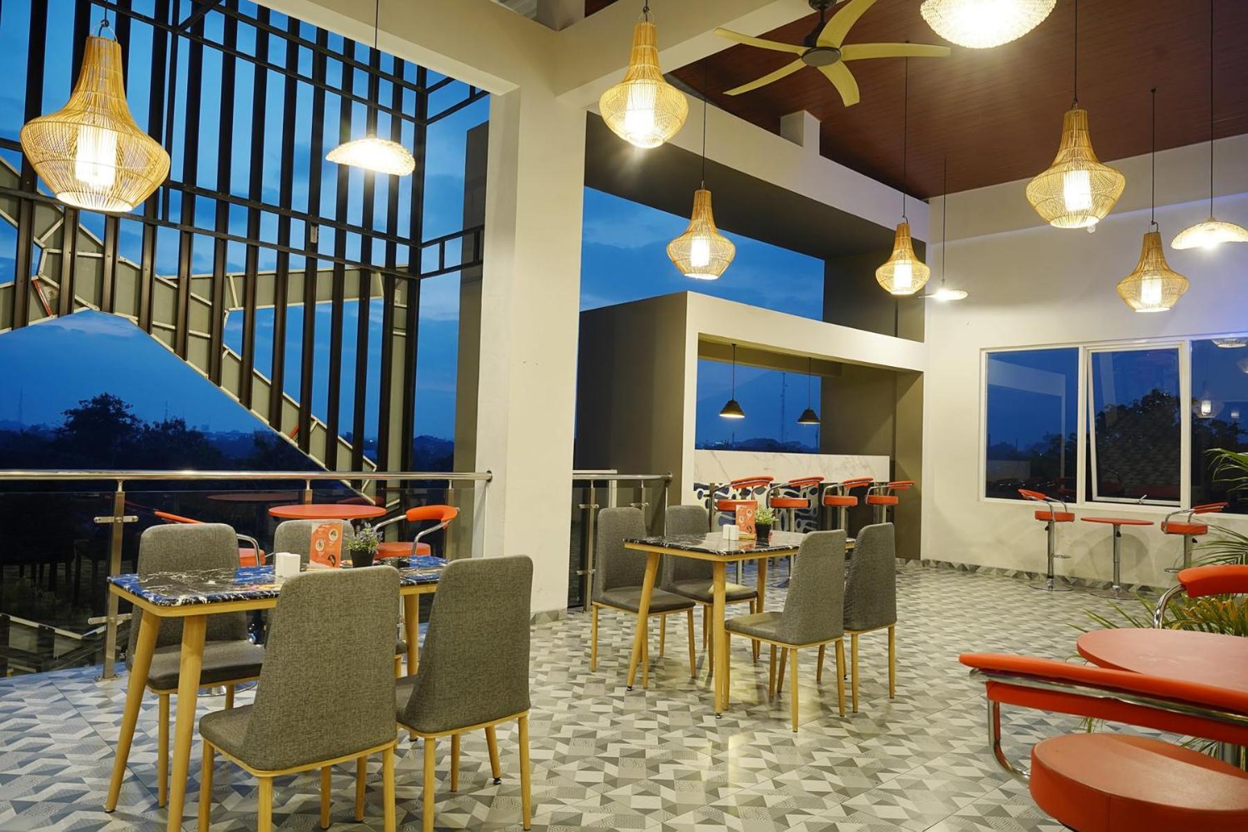 Front One Hotel Sragen 외부 사진