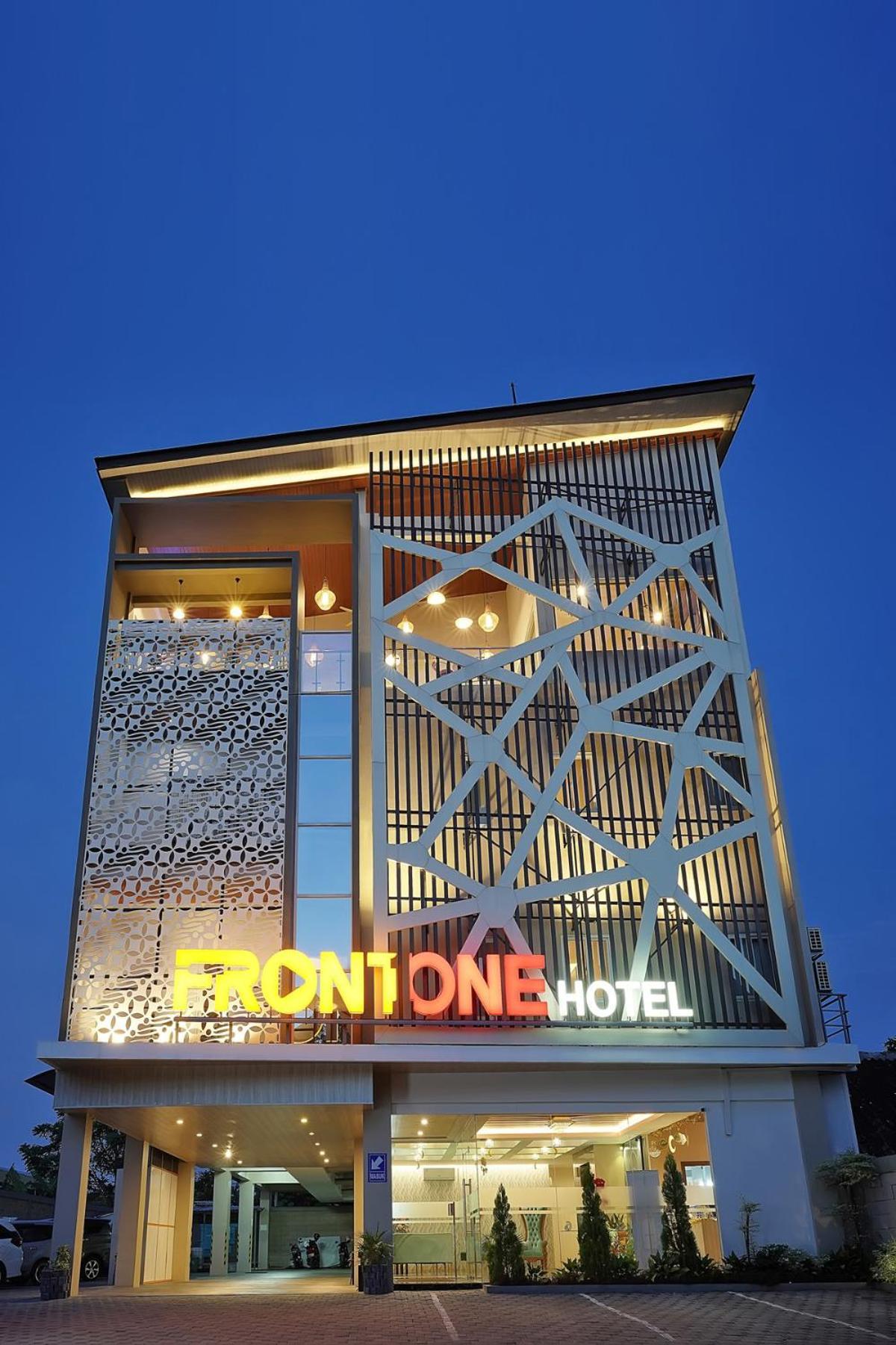 Front One Hotel Sragen 외부 사진